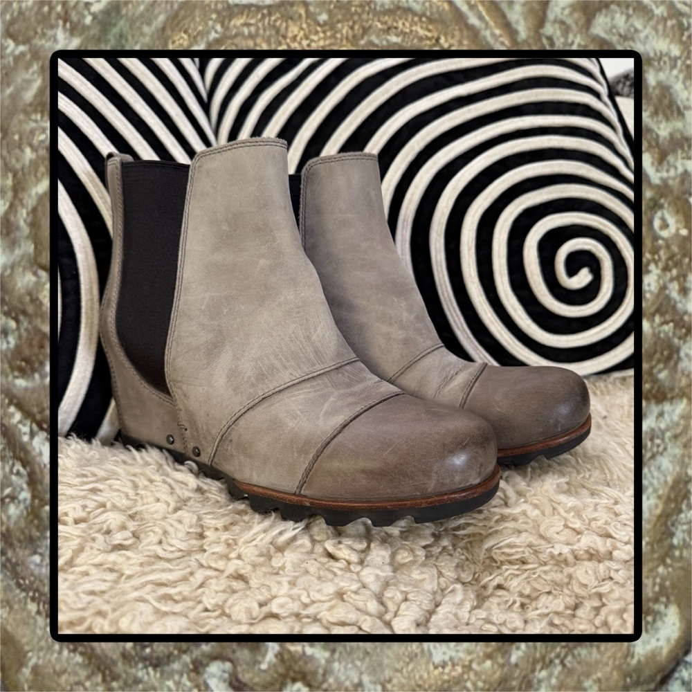 SOREL Joan Of Arctic Wedge Chelsea Boots Tan Leather Size 8.5 US